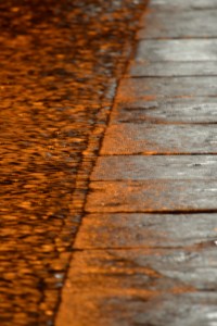 Orange Strasse im Regen